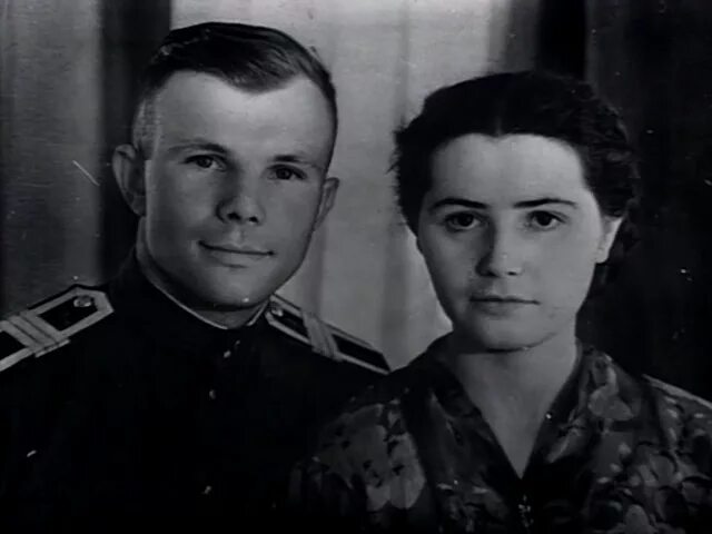 Гагарин во время войны. Гагарин с друзьями. Гагарин маленький. Гагарин с женой. Гагарин с мамой.