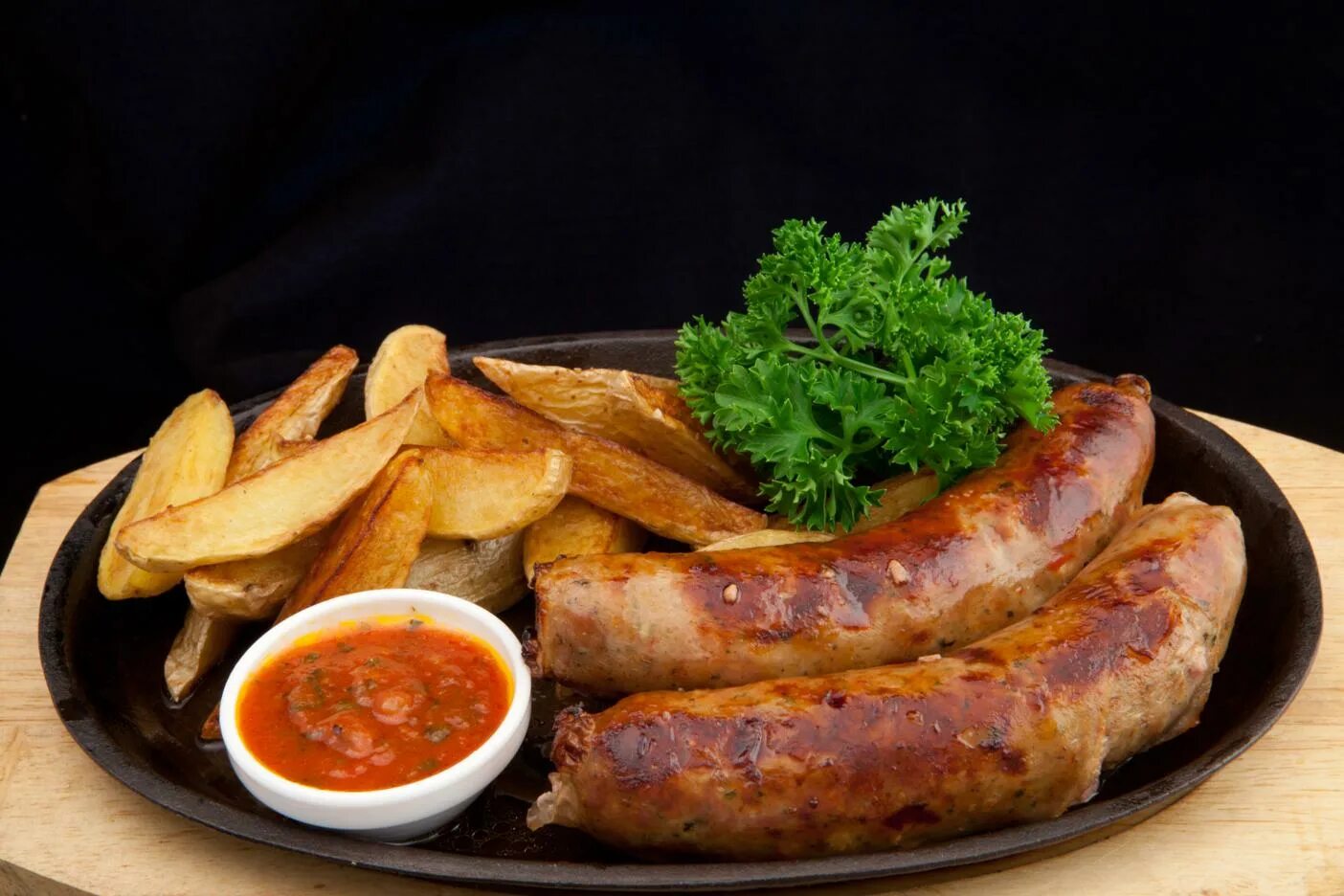 купаты по мегрельски. купаты с картошкой в духовке. жаркое с колбасками. жареная картошка с колбасками. гарнир к купатам.