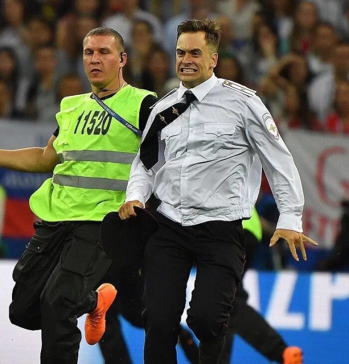 Выбежать из. Петр верзилов выбежал на поле. Мужчина выбежал на поле. Увидеть выбежать. Болельщик выбежал на поле.