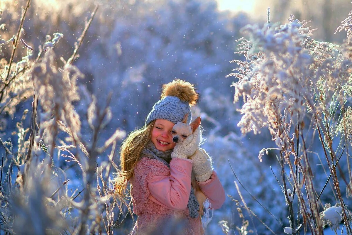 На улице снег на душе. Радость зимой. Счастье зима. Счастье зимой. Зимнее настроение.