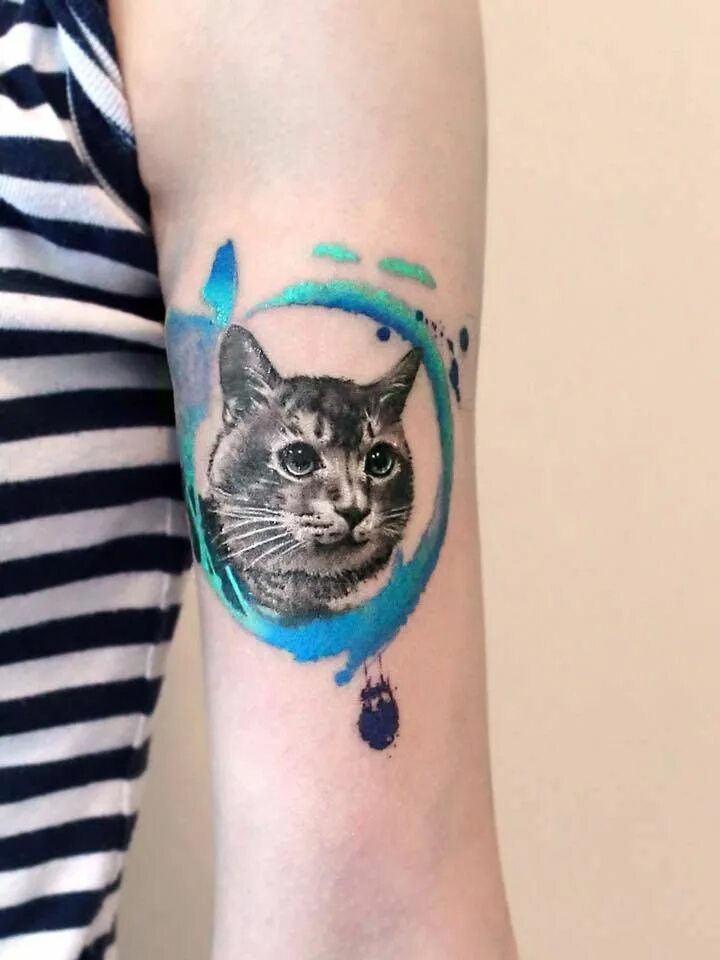 Татуировки кошки для девушек. Тату кошка на руке. Необычные тату для девушек. Тату кошка на руке. Тату кота на руке.
