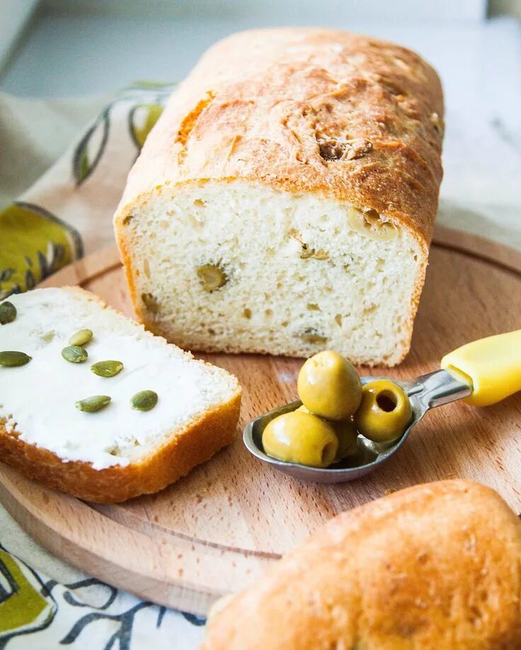 Куриный хлеб рецепт. Хлеб с оливками. Хлеб с маслинами. Мясной хлеб с оливками. Греческий хлеб с оливками.