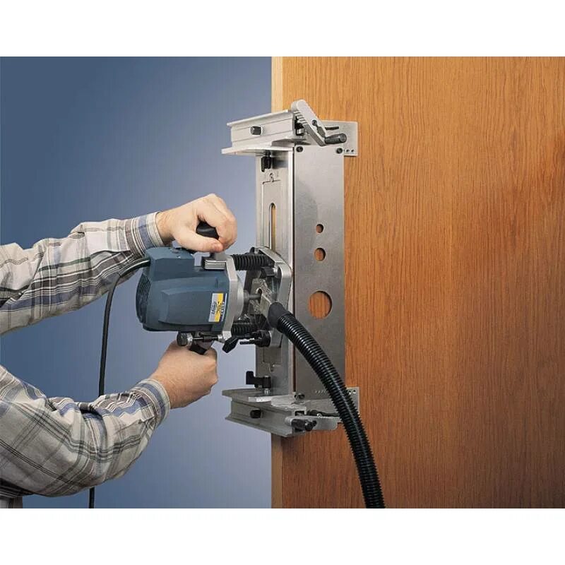 Вырезать замок в двери межкомнатной. Вирутекс фрезер для врезки замков. Кондуктор инструмент для врезки замков. Врезать замок в межкомнатную дверь. Паз для замка входной двери.