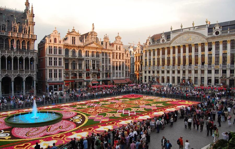 Бельгия город брюссель. Бенилюкс штаб квартира в брюсселе. Бельгия брюссель 3 класс окружающий мир. Площадь гранд плас брюссель. Уличный туалет брюссель на площади городская ратуша.