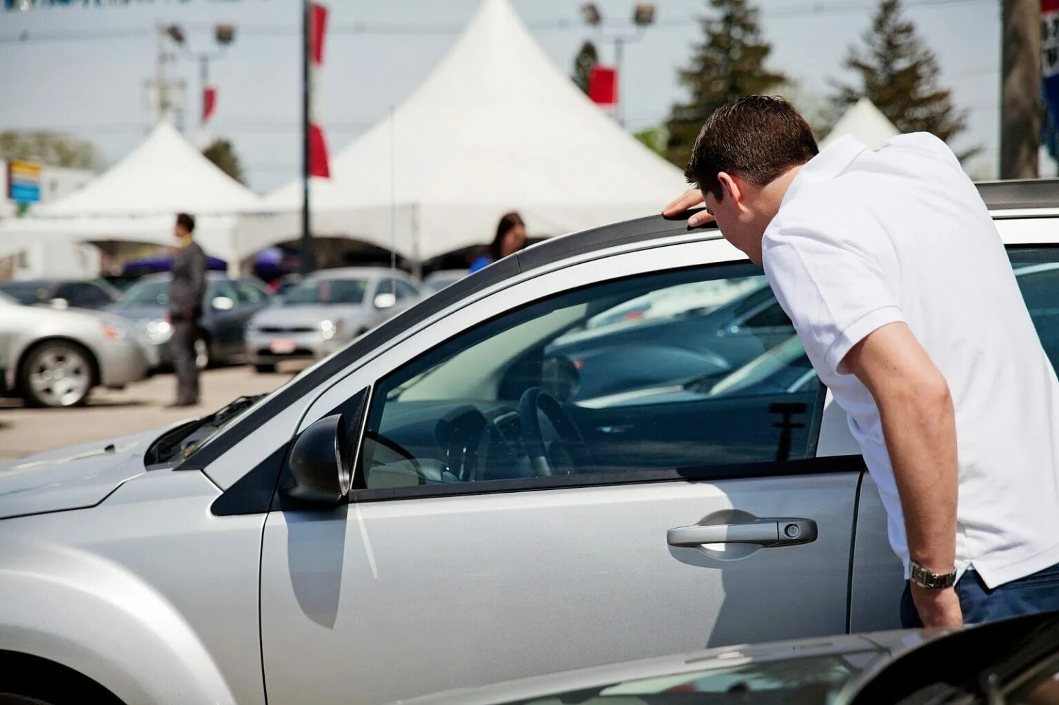 Осмотр автомобиля. Подобрать автомобиль. Осматривает автомобиль. Мужчина продает авто. Нюансы покупки авто