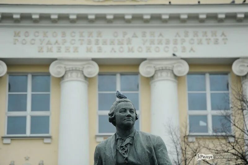 Памятник Ломоносову МГУ на Моховой. Памятник Ломоносову МГУ Факультет журналистики. Памятник м. в. Ломоносову. Здание МГУ им. м. в. Ломоносова на Моховой. Памятник Ломоносову (Москва, Моховая улица). Государственное учреждение ломоносова