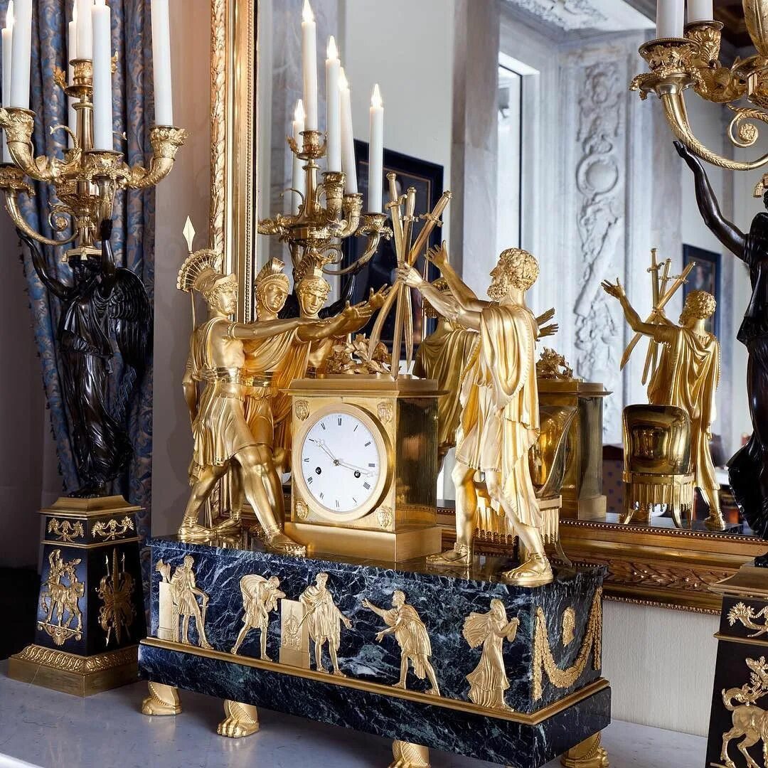 Версаль часы. Часы на каминную полку. Часы Версаль. Часы во Дворце. Часы в стиле Версаль.