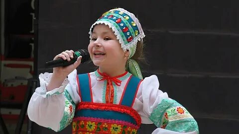 Ая ая песня поет девушка