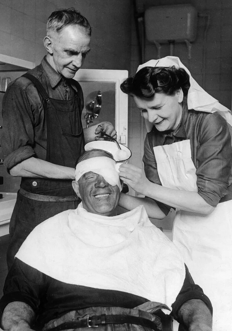 Старый врач. Медсестра в больнице. Медсестра 1930. Старые фотографии врачей.