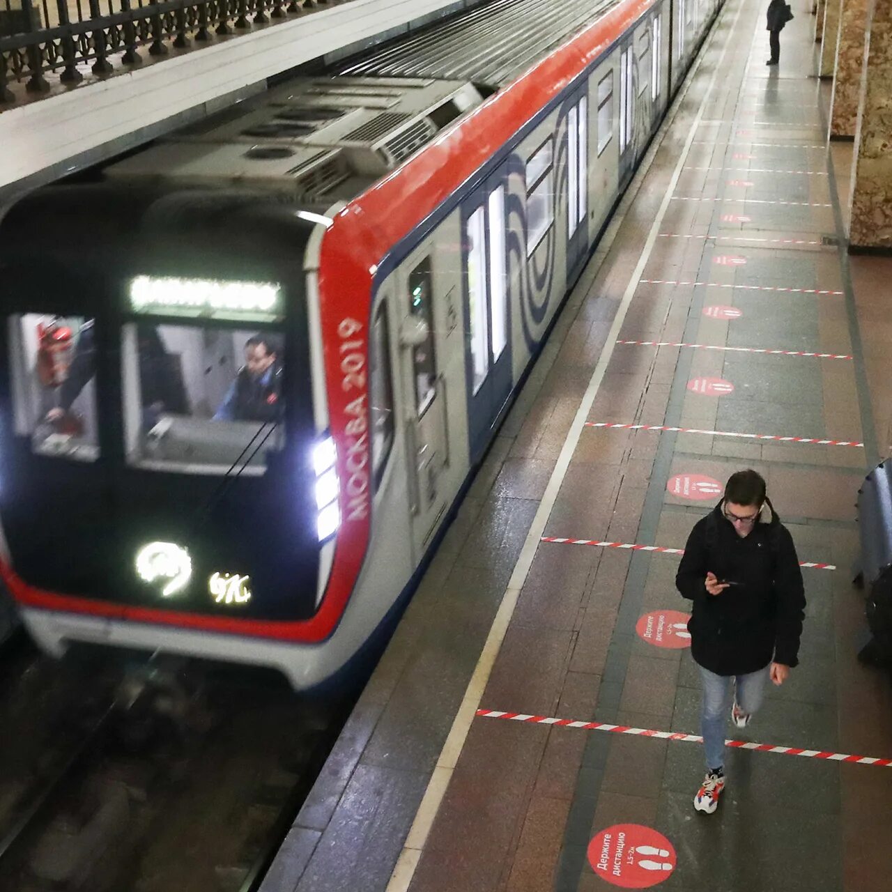 Звуки метро москвы. Звуки поезда метро. Шум поездов метро. Перед метро. Сигнал поезда метро.