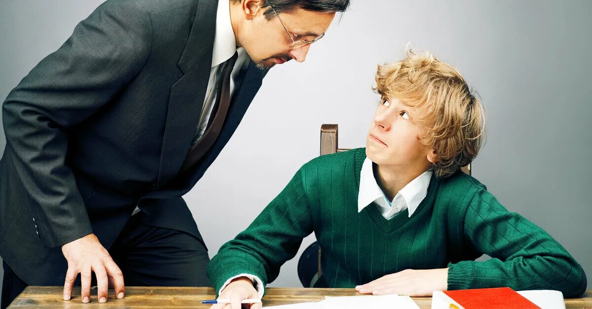 Учитель во время спора. Конфликт между учителем и учеником. учитель ругает ребенка. учитель ругайте ученика. учитель отчитывает ученика.