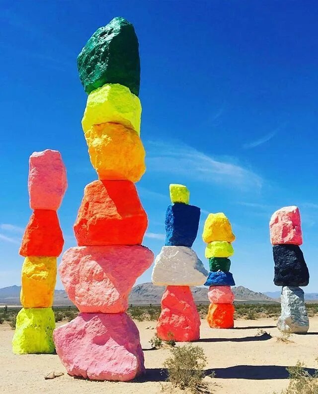 Ugo Rondinone Seven Magic Mountains. Seven Magic Mountains Лас Вегас. Фестиваль Холи в Индии. Невада 7 волшебных гор. 7 colorful