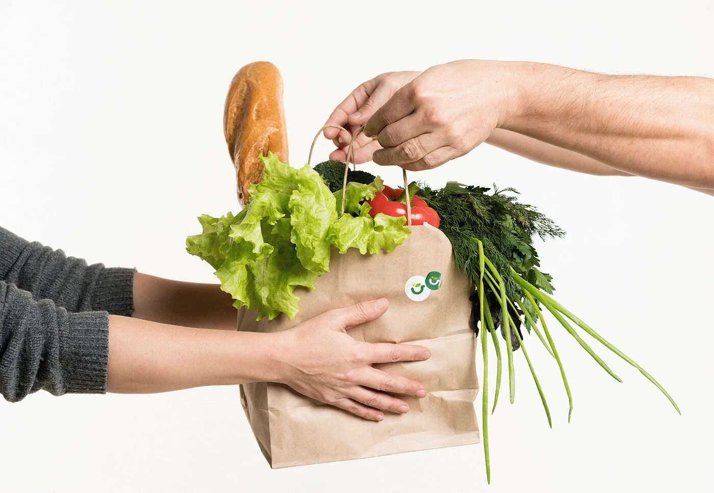 Дает с руки еду. Продукты в руках. Пакет с продуктами в руке. Пакет с продуктами передают. Человек с продуктами в руках.