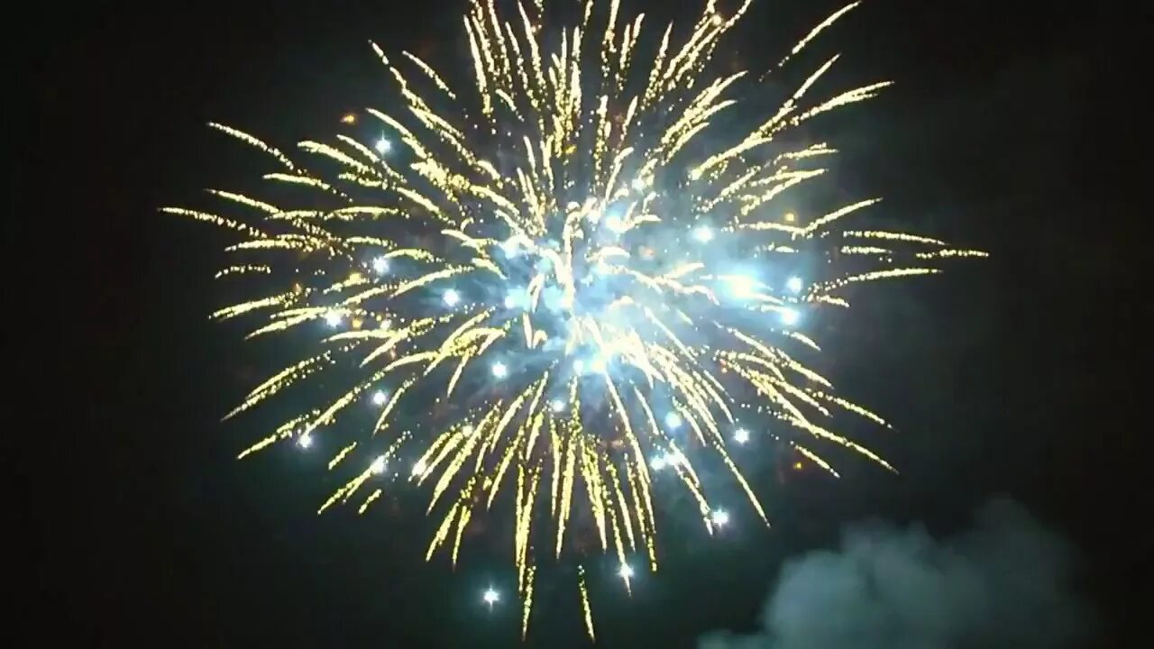 Залп фейерверка видео. Салют зевс 100 залпов. салют 10000 залпов.