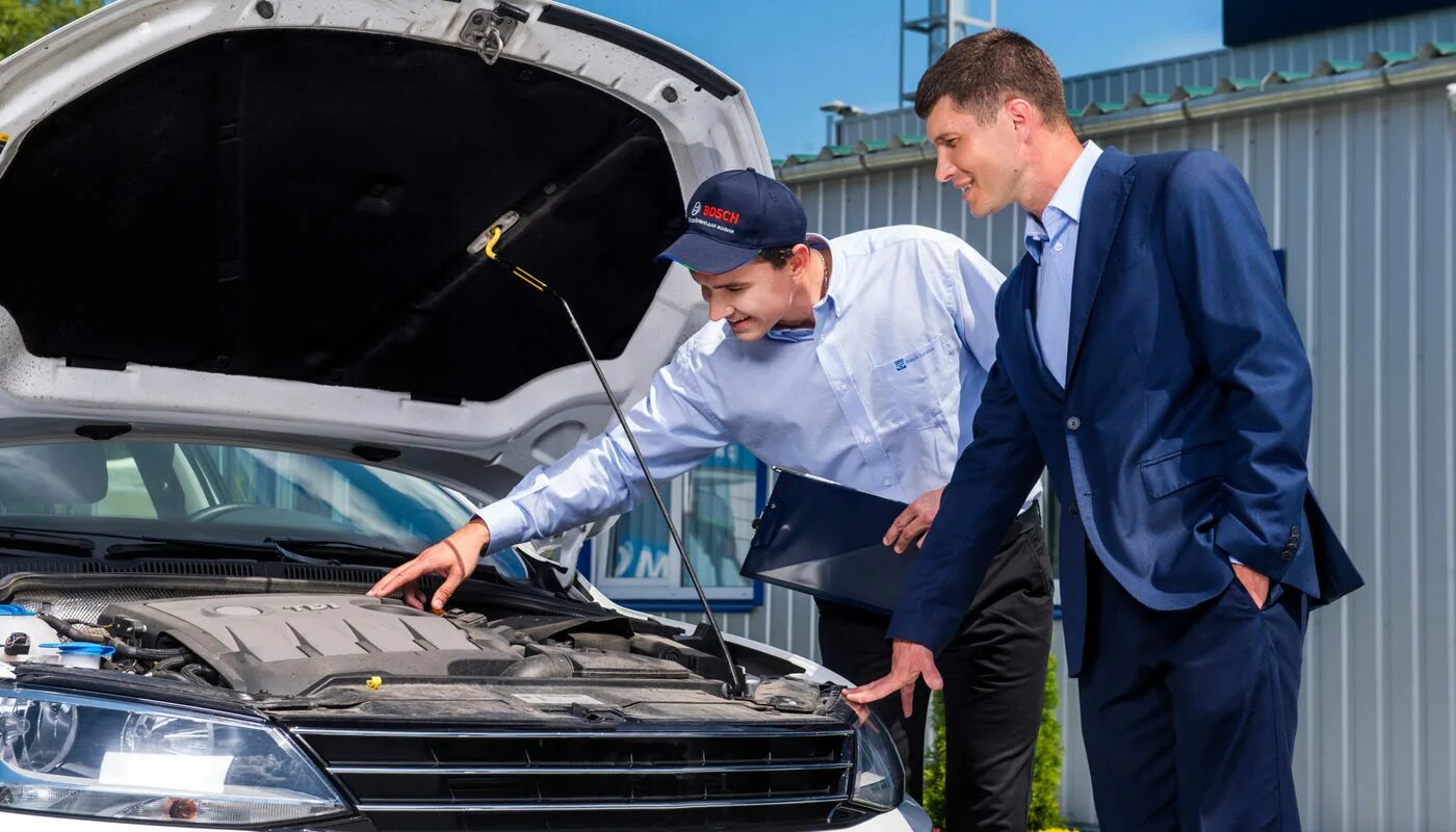 Осмотр автомобиля. Осматривает авто. Подбор автомобиля. Осмотр автомобиля перед покупкой.