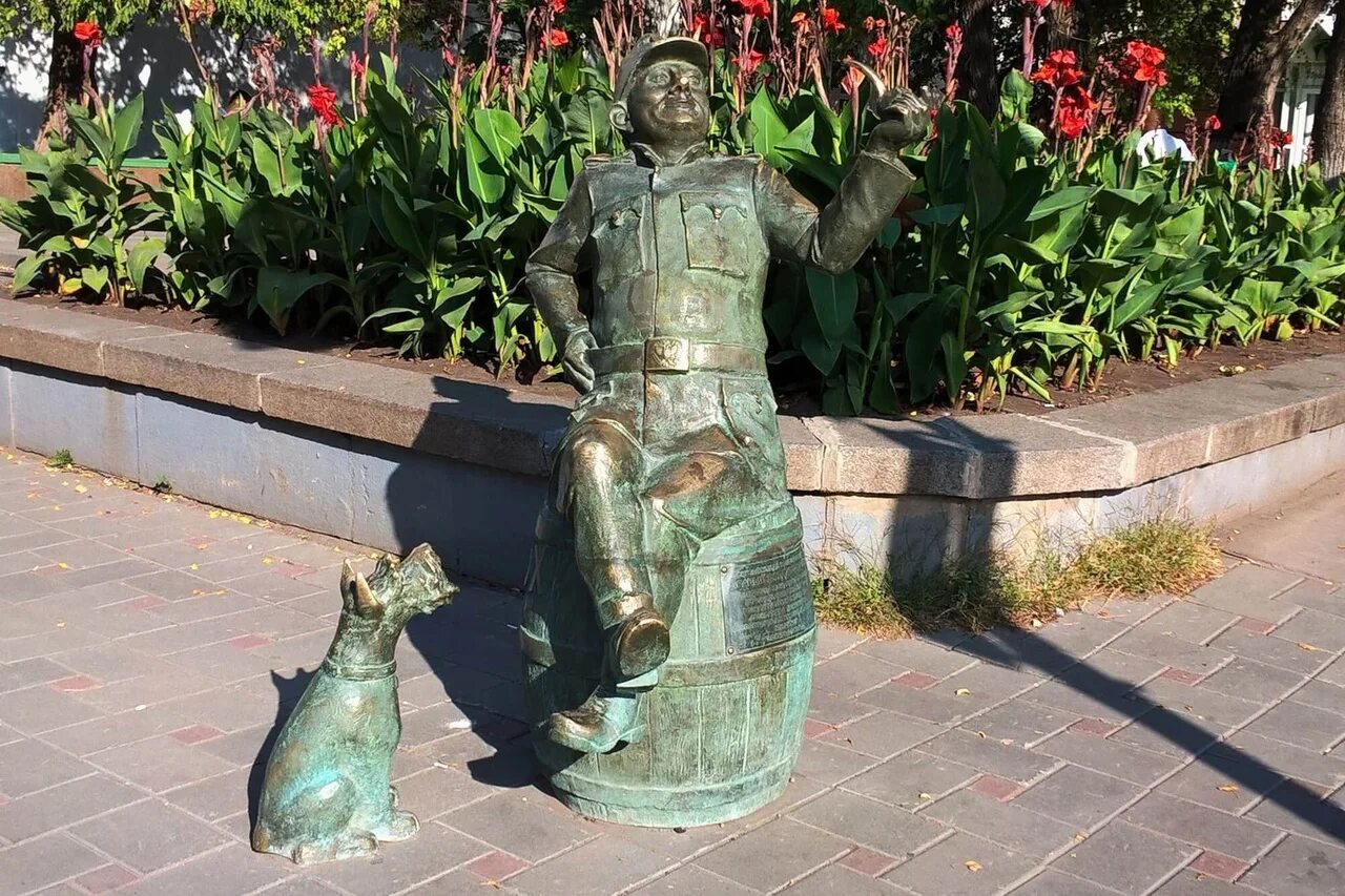 Скульптуры в самаре. Памятник самара деточкин. Красноармеец сухов памятник самара. Памятник пользователю интернета в самаре. Самара памятник швейку.