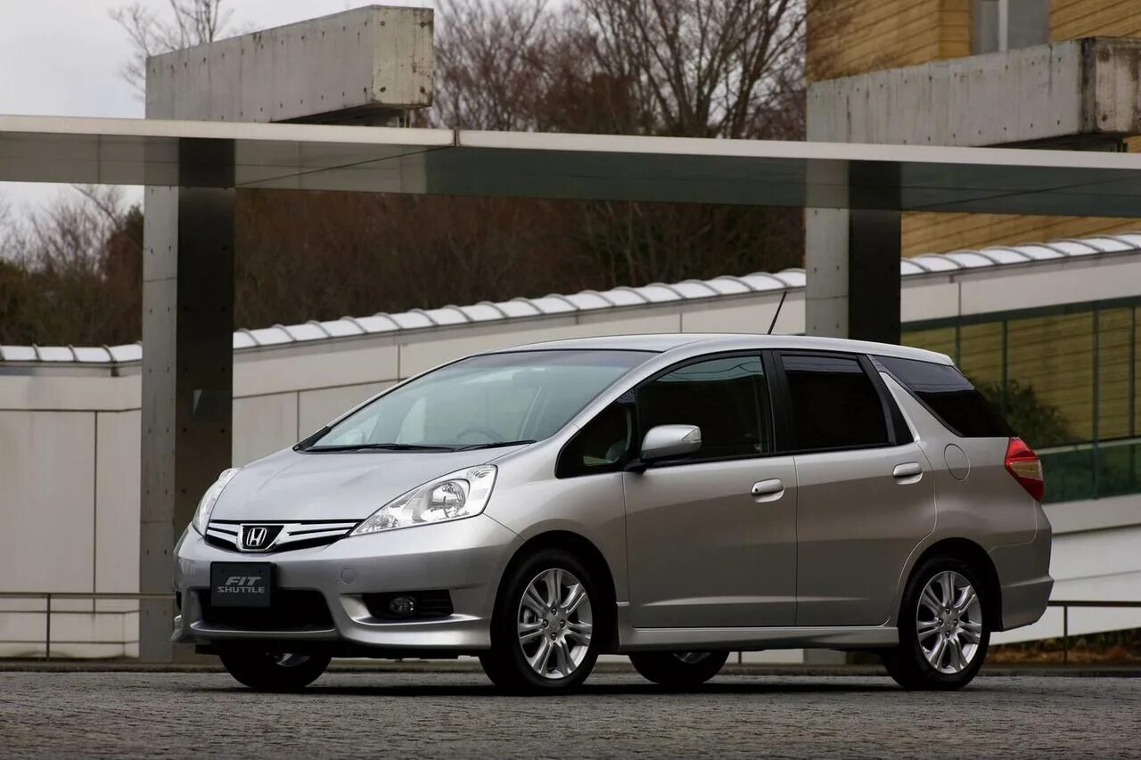 Фит шаттл 2011 год. Honda Fit Shuttle. Honda Fit Shuttle 2011. Honda Fit Shuttle Hybrid. Хонда фит шаттл гибрид 2011.