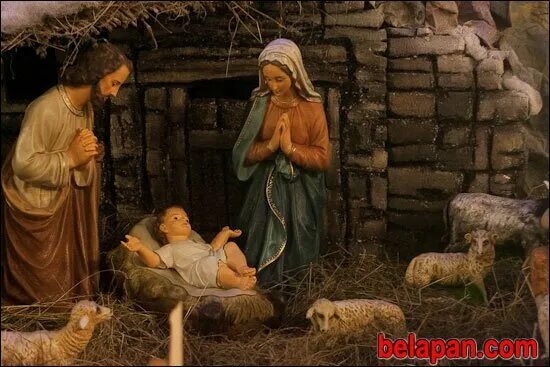 Хлев где родился иисус. Мария иосиф и младенец иисус в хлеву. иосиф мария и иисус в хлевев. мария и иосиф с младенцем в хлеву. рождество мария и иосиф в хлеву.