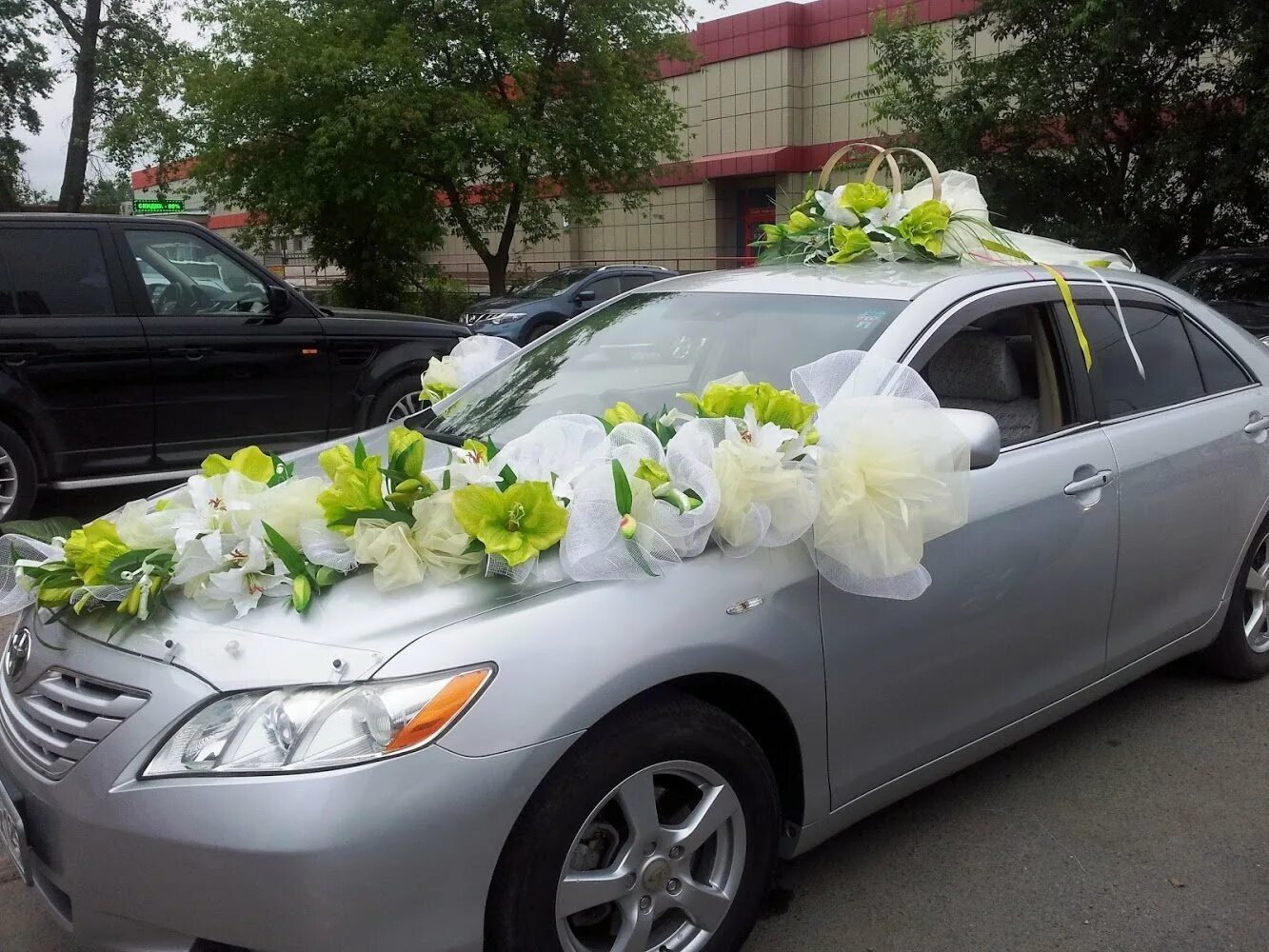 Украсить свадебную машину. Украшение автомобиля на свадьбу. Украшение свадебных маши. Свадебные украшения на черную машину. Свадебный кортеж ташкент.