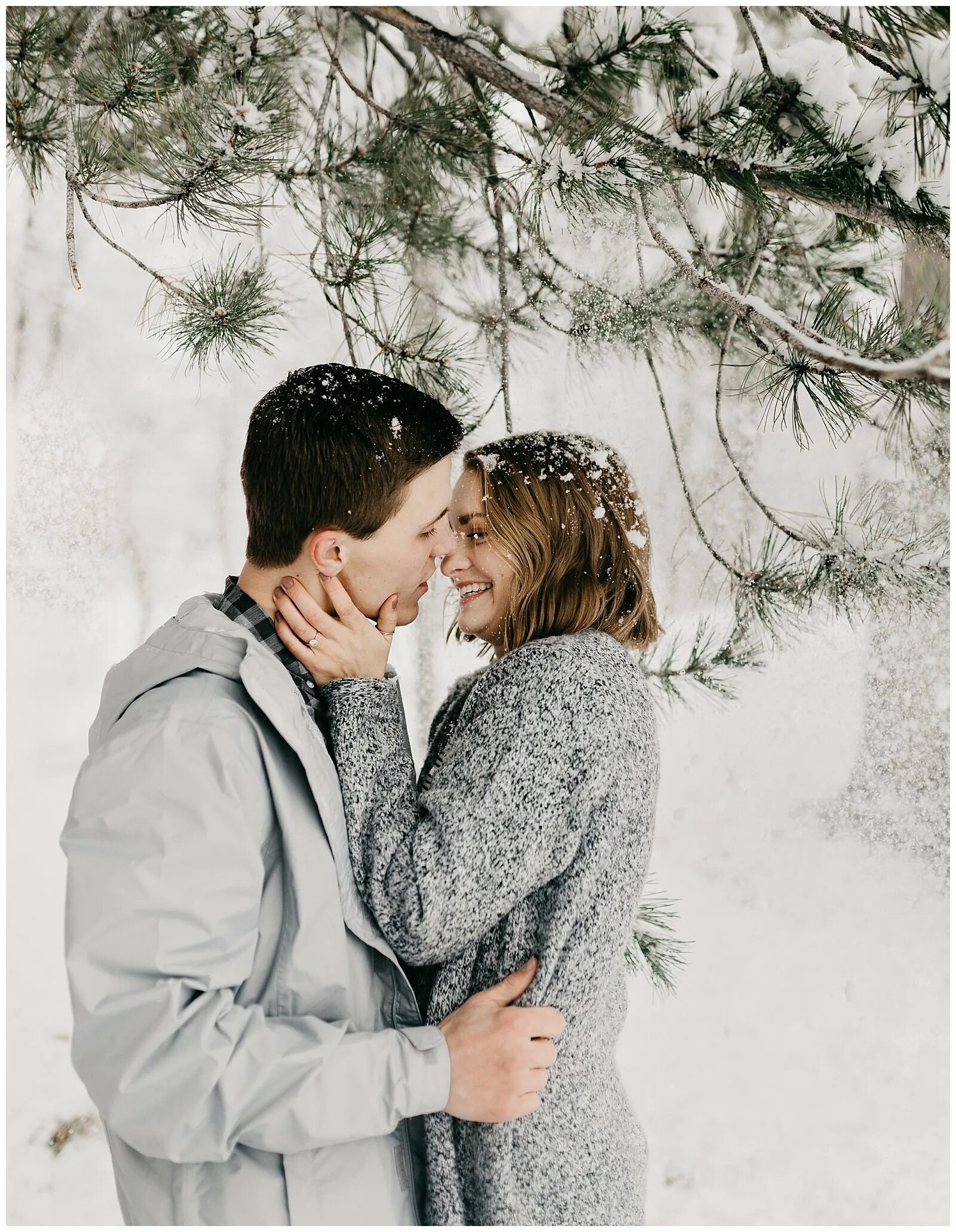 поцелуй зимой. фото влюбленной пары зимой. влюбленные зима. пары зимой. фотосессия зимой.