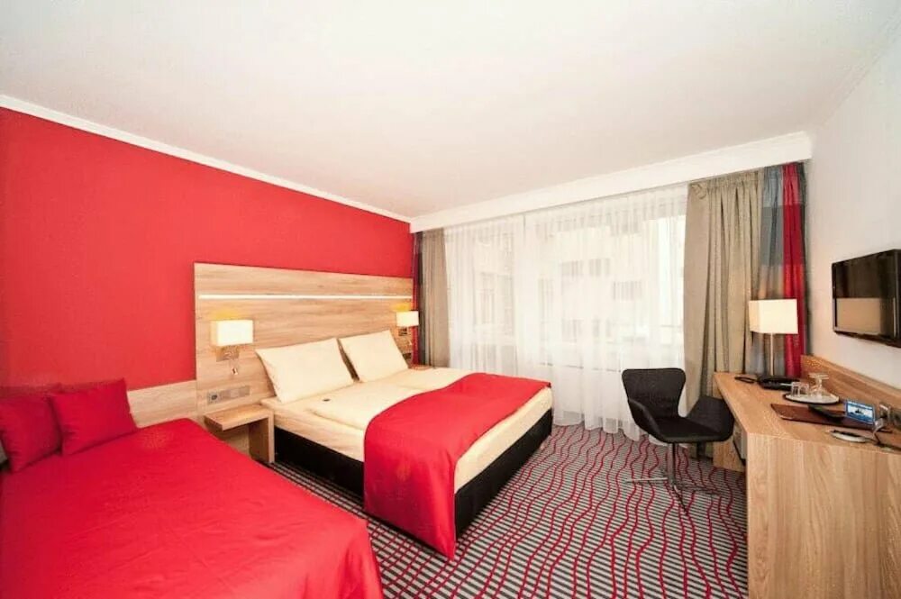 Crowne plaza. Гостиница фор сизонс лимассол. Superior hotel. Номер твин фото. Guest room.