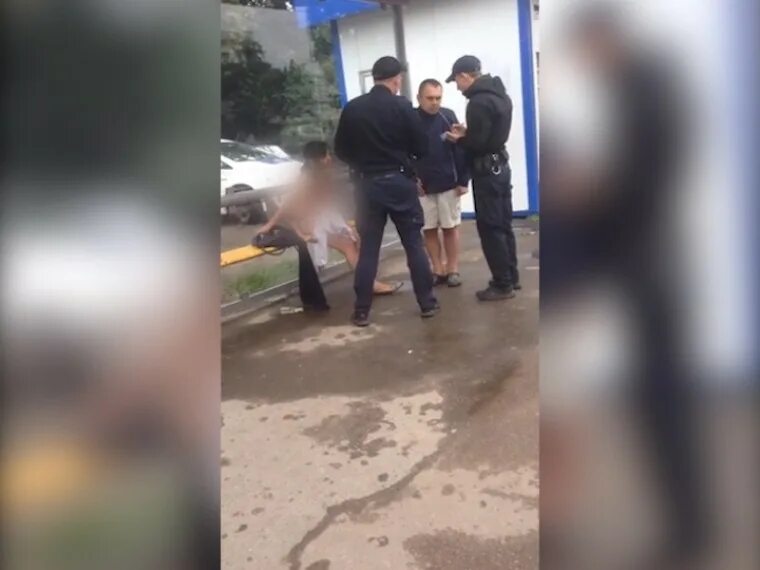 Пикаперы знакомятся с девушками. Увели девушку. Пикаперы на остановке. Pickup на остановке. Парень с девушкой стоят на улице.
