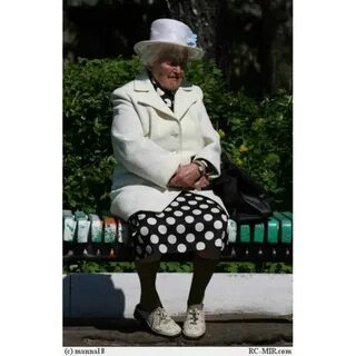 Бабушка надела