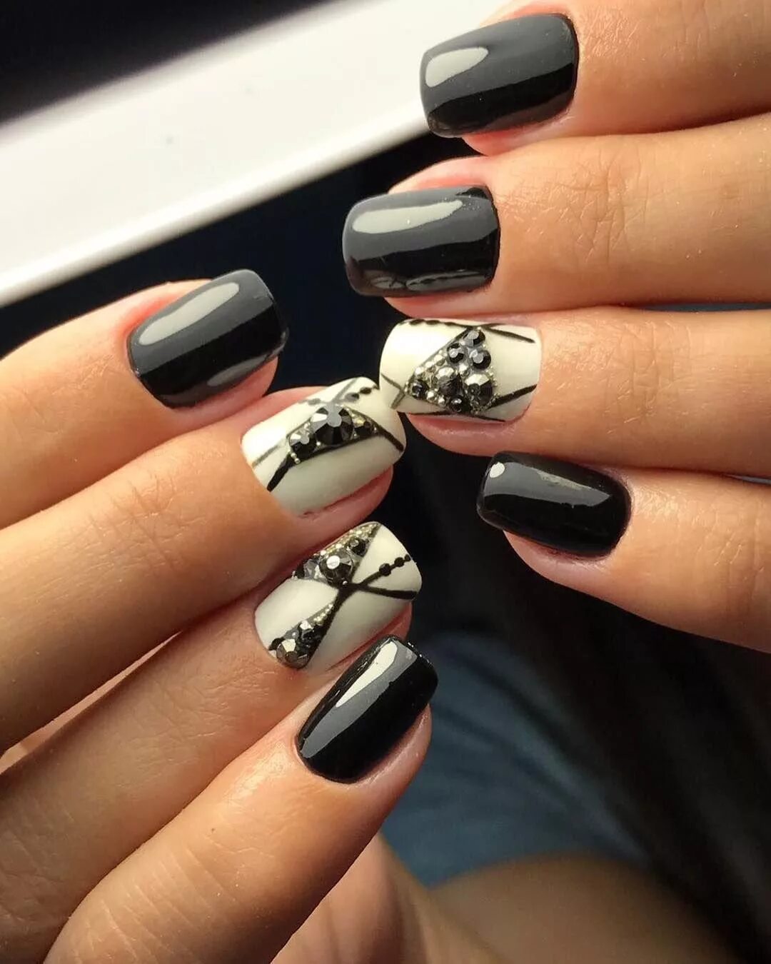 Маникюр бтс черный. Чёрный маникюр молодёжный. Черно бежевый маникюр на короткие ногти. Чёрные ногти с сердечком. Маникюр чёрно-белый молодёжный.