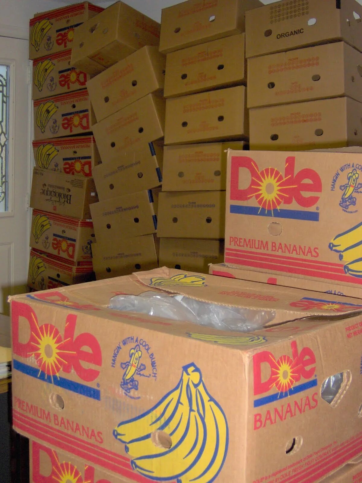 Коробки из под бананов. Под бананов. Под бананов. Банановая шкурка. Фото бананов.