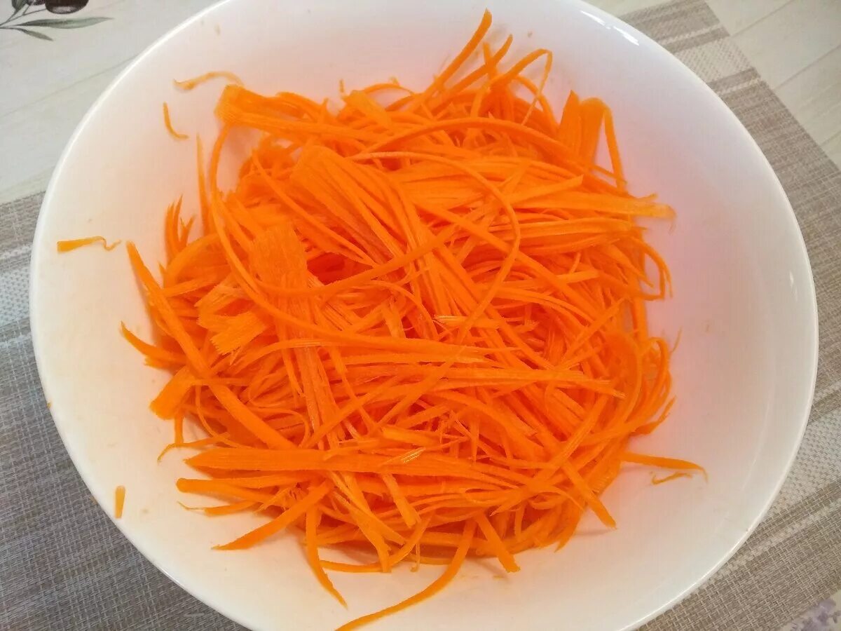 Морковь по-корейски 500 г. Морковь по-корейски 370г. Губчатый овощ с морковкой по корейски. Салат с корейской морковкой. Какую часть моркови используют для морковки по корейски.