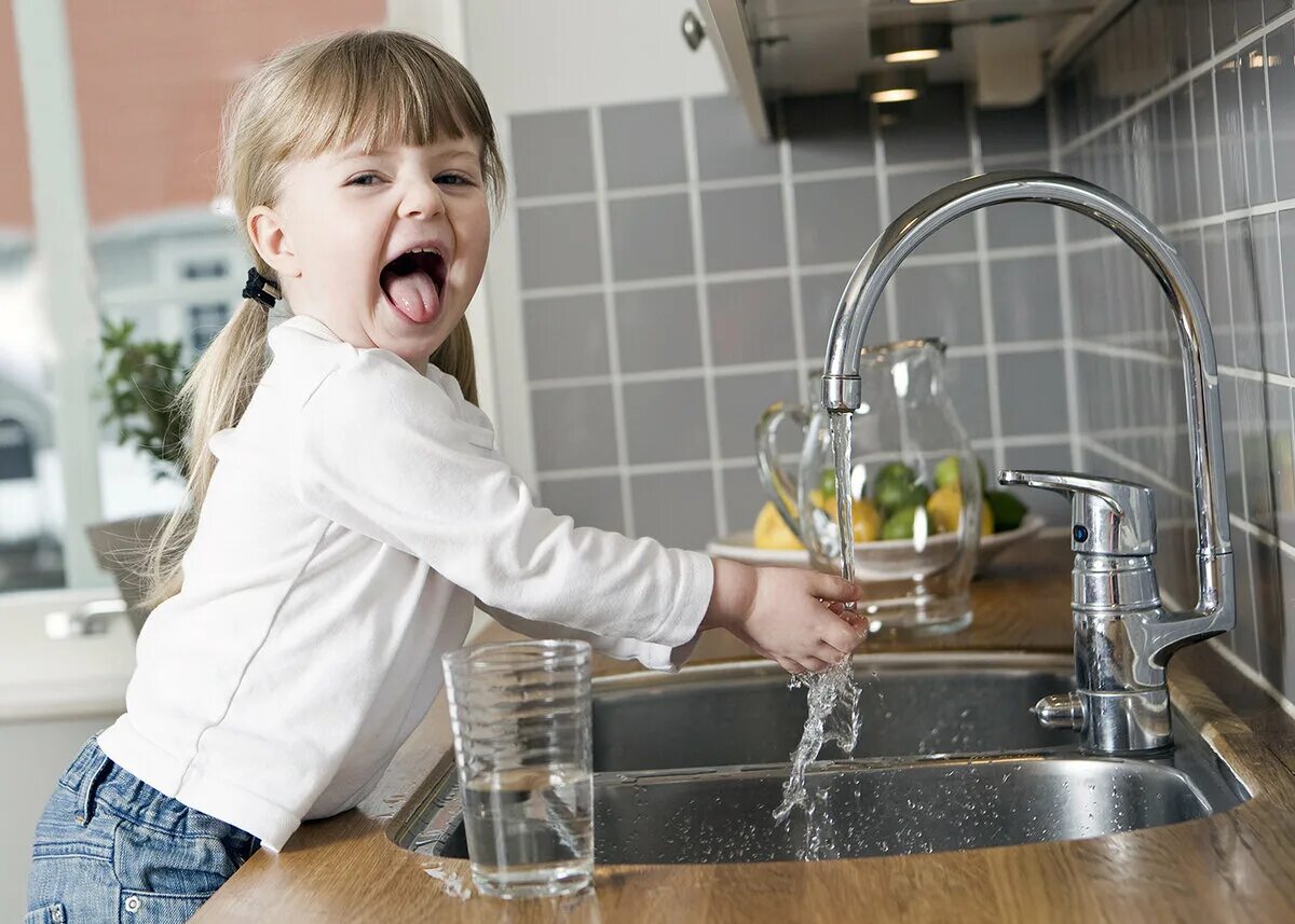Домашняя вода. Дети воды. Чистая вода из крана. Вода на кухне. Ребенок пьет воду из под крана.