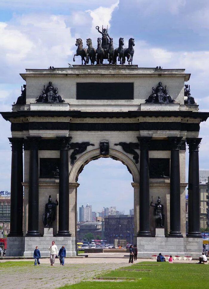 Триумфальные ворота на кутузовском проспекте. Триумфальная арка бове москва. Триумфальная арка в москве архитектура. Триумфальные ворота в каком городе. Триумфальные ворота в каком городе.