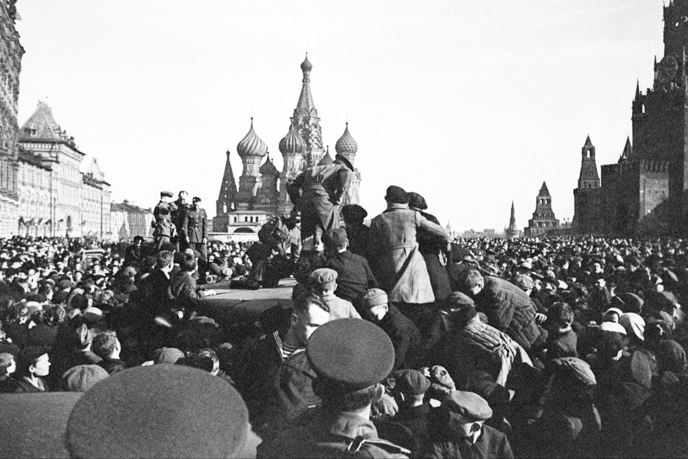 Красная площадь 9 мая 1945. Парад Победы 1945 салют. Салют Победы 1945 года на красной площади. Парад Победы салют Москва 1945 года. Москва, красная площадь. 9 Мая, 1945 год.