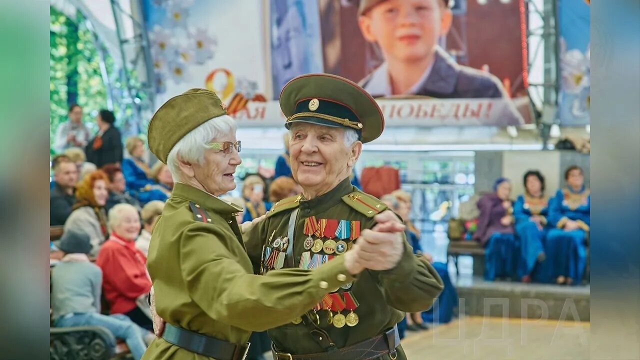 День победы люди. Цветы ветеранам. Празднованеи днф поб еды. Празднованеи днф поб еды. Бессмертный полк 2016 москва.