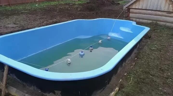 Убирать ли бассейн на зиму. Консервация каркасного бассейна. консервация бассейна на зиму. бутылки в бассейн на зиму. компенсаторы для каркасного бассейна на зиму.