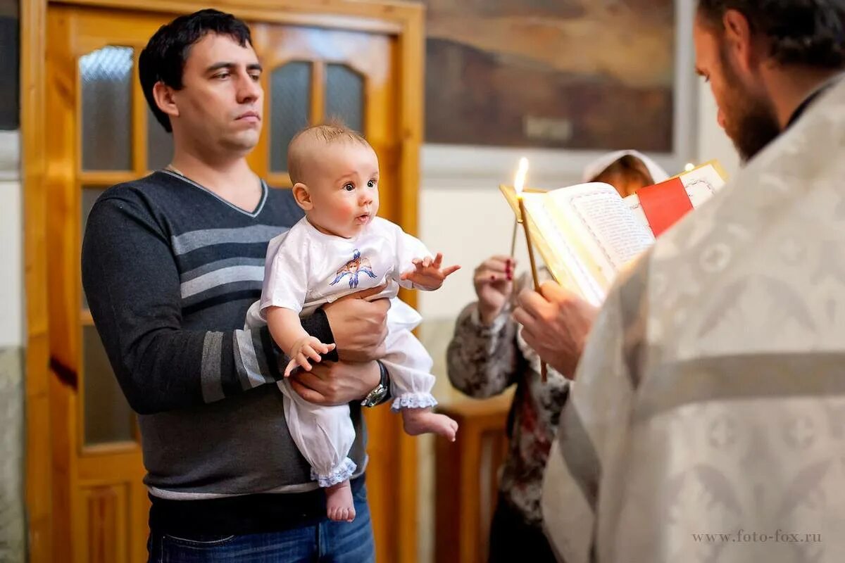 Крестный в церкви. Мальчика крестили без крестного отца. О крещении. Крещение детей в церкви. Крещение мальчика.