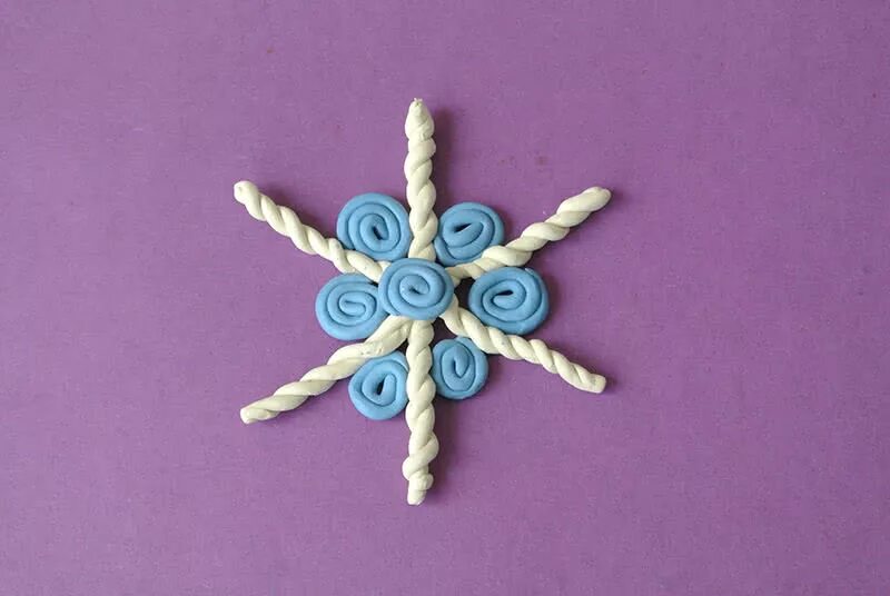 лепка снежинка. лепим снежинку из пластилина. лепка снежинка. лепка из пластилина снежинка. как сделать снежинку из пластилина.