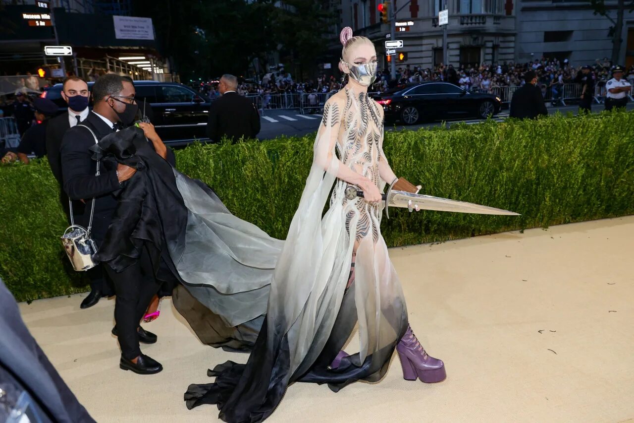 Граймс Гала 2021. Grimes met Gala 2021. Граймс met Gala. Наряд Граймс на мет Гала.