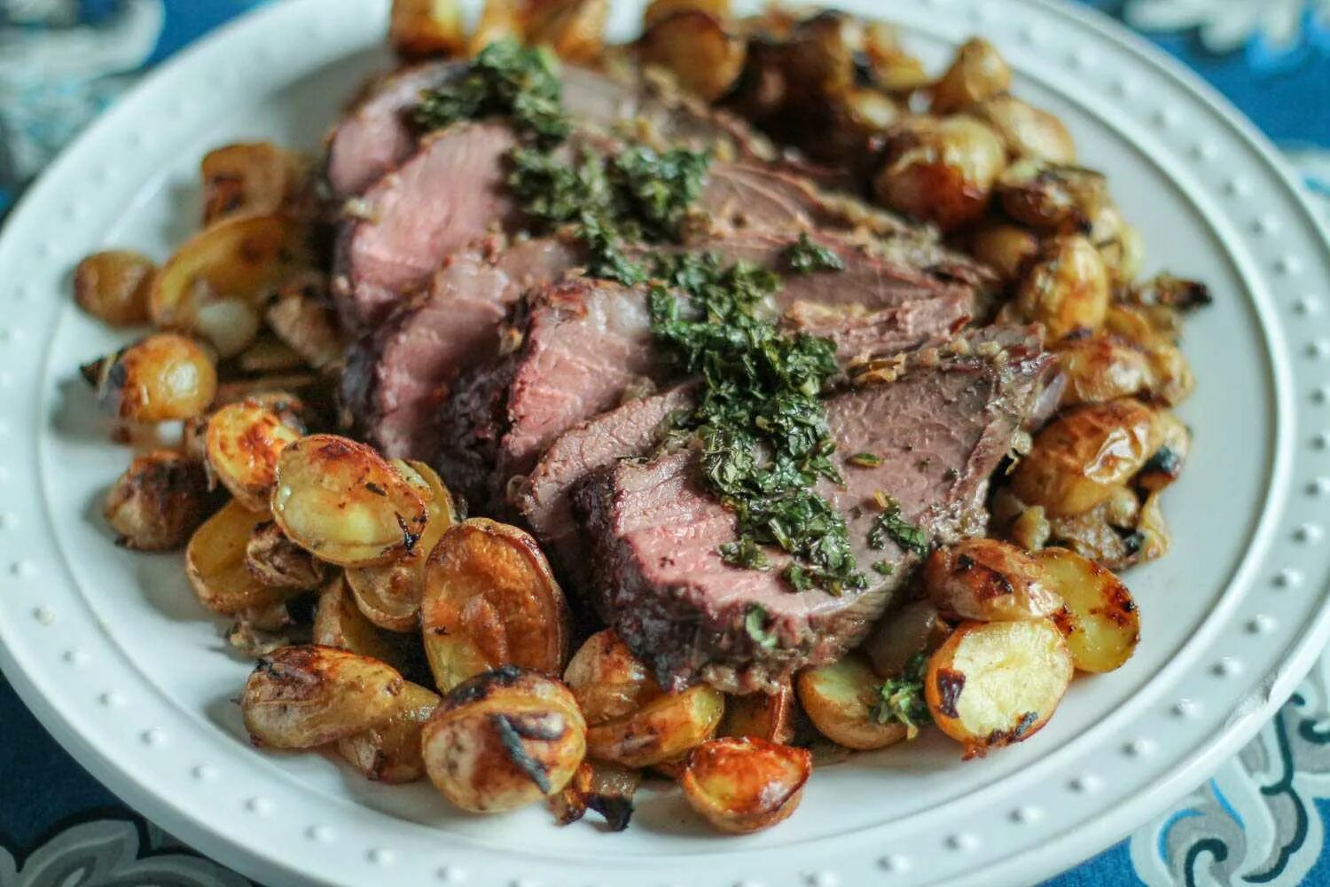 Запеченные ягнята. Roast Lamb национальное блюдо. Roast Lamb with Mint Sauce. Жареный ягненок Уэльс. Запеченная баранина.