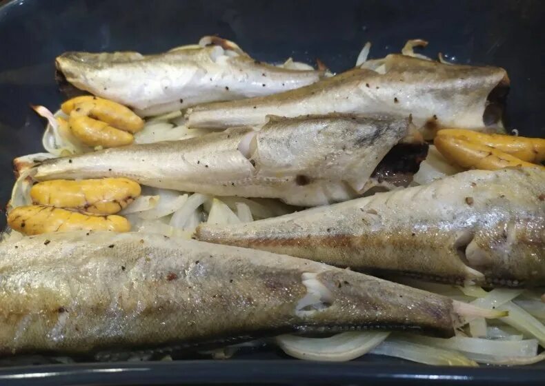 Навага запеченная в духовке. Навага тушеная. Как приготовить навагу вкусно. Навага филе. Навага приготовленная.