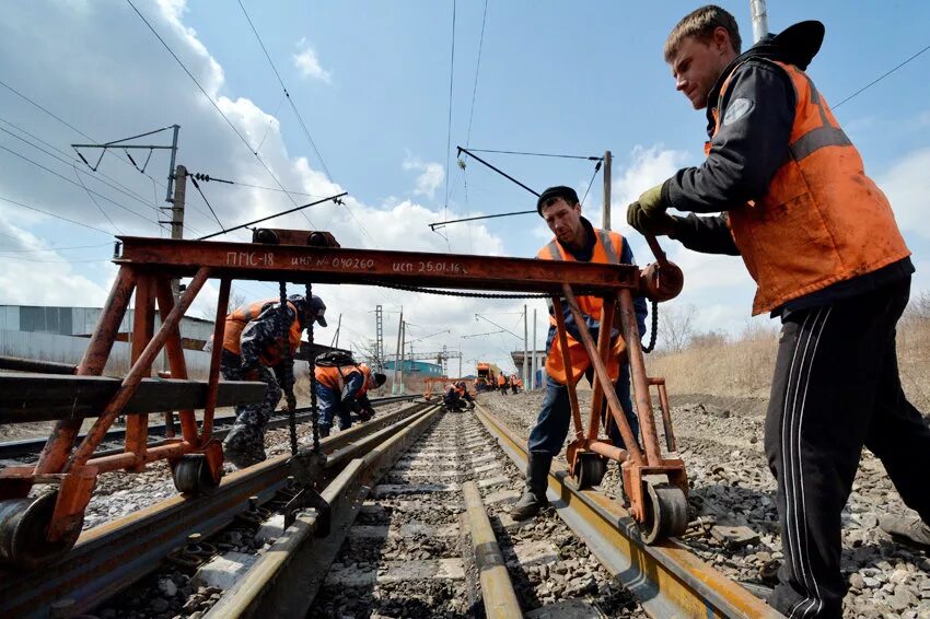 Рабочие на железной дороге. Железнодорожный рабочий. Ремонтные работы на железной дороге. Рабочие на ЖД путях.