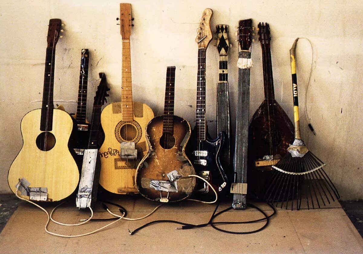 Музыкальныеинтрументы. Металлические музыкальные инструменты. Исторические музыкальные инструменты. Музыкальные инструменты из дерева. Скрипка в интерьере.