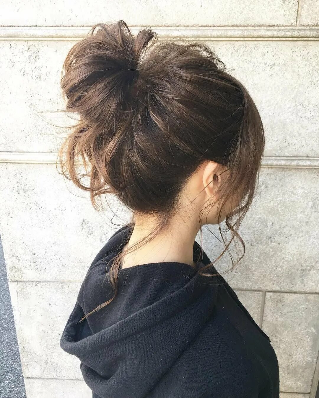 Прическа с пучком на затылке. Девушка с собранными волосами. Пучок элисон грей. Небрежные свадебные прически. Свадебные прически.