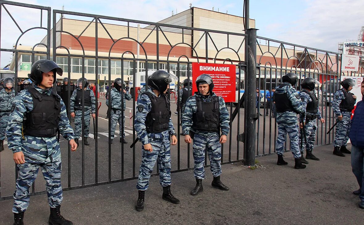 Облава это. ОМОН на рынке. ТЦ Москва ОМОН. ОМОН Москва. ОМОН облава.