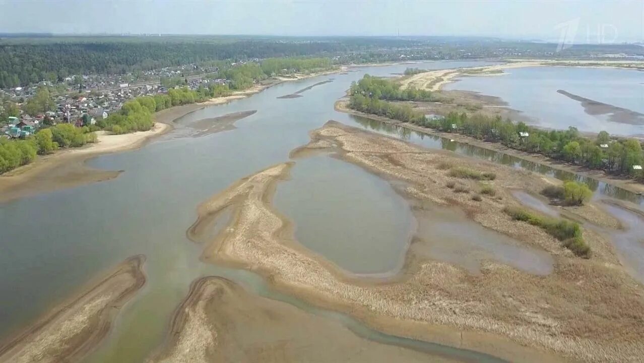 Уровень воды в реке исеть. Обмеление Волги Астрахань. Река Волга мелеет. Волга река обмелела 2020. Река Волга в Казани.