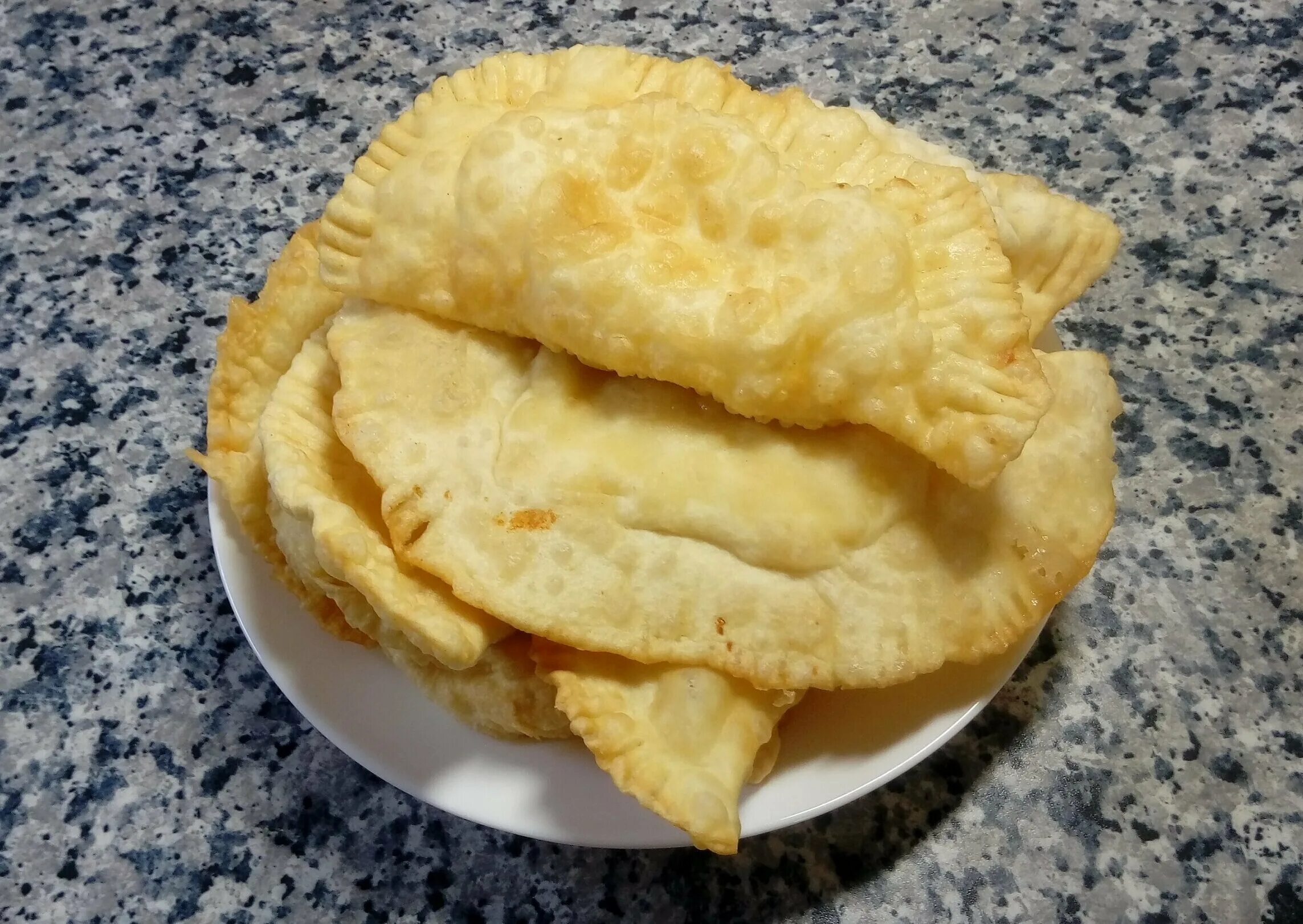 Сыр для чебуреков какой. Чебуреки. чебуреки с сыром. чебуреки с сыром и творогом. пышный чебурек.