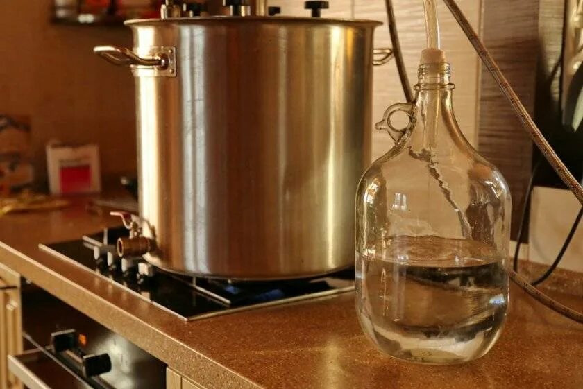 Перегонка дистиллированной воды. Винный дистиллят. Производство дистиллированной воды схема. Способ разделения смесей дистилляция. Дистилляция перегонка.