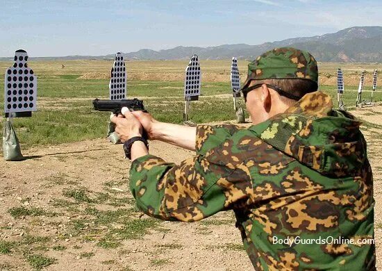 Военное стрельбище. Стрельбище в армии. Военный стреляет. Военный стреляет по мишени.