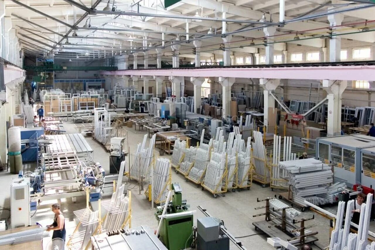 завод окна пласт. окна в цеху. завод окон пвх. оконный цех рехау. оконная фабрика.