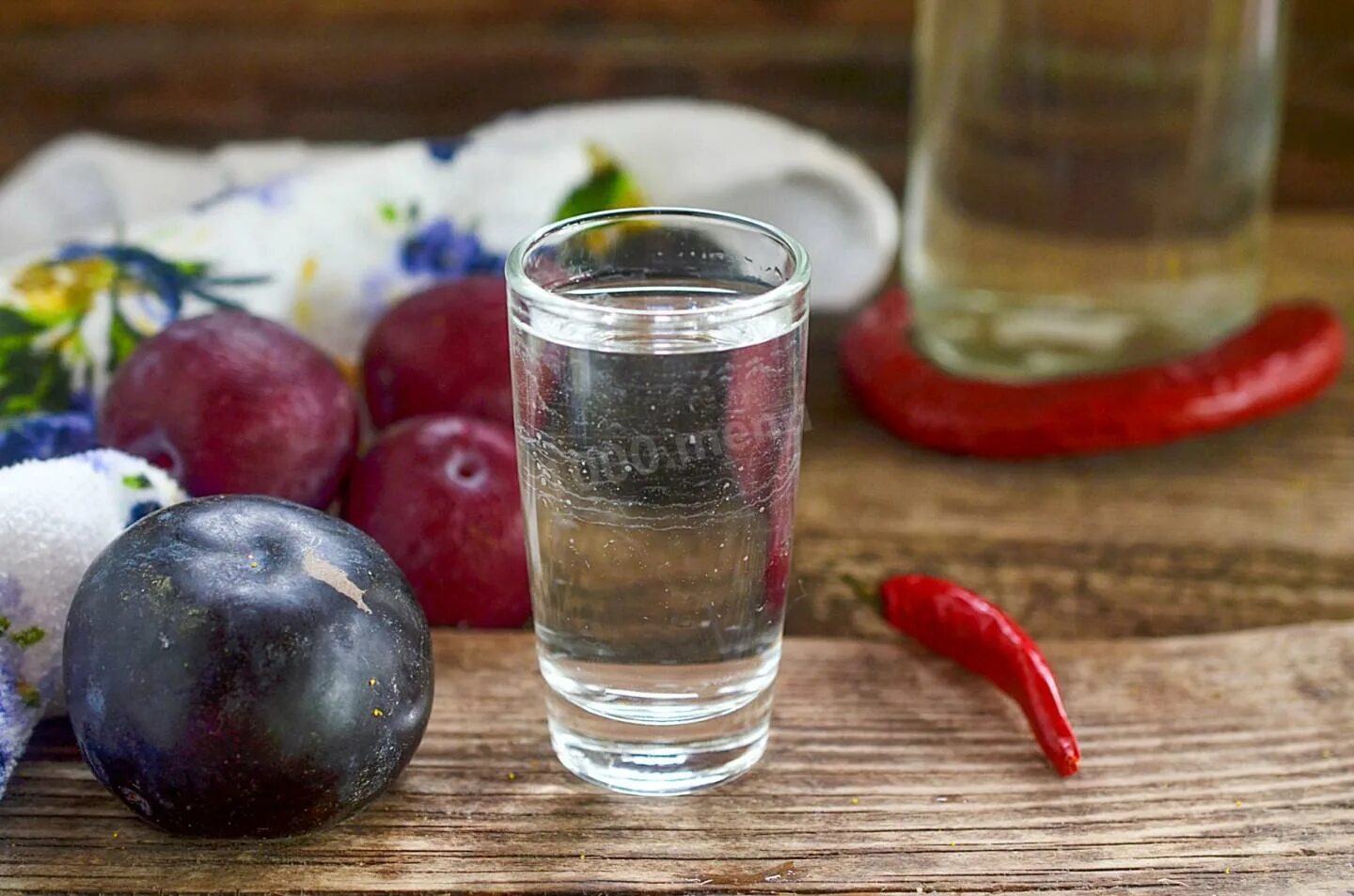 Вкусный самогон домашний рецепт. Сливовая самогонка. самогон из сливы. фруктовая самогонка. самогон на сливе.